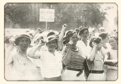 14juillet36 groupe de jeunes filles du PCF manifestantes